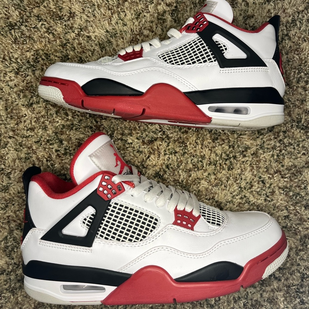 Jordan 4 fire red U.A